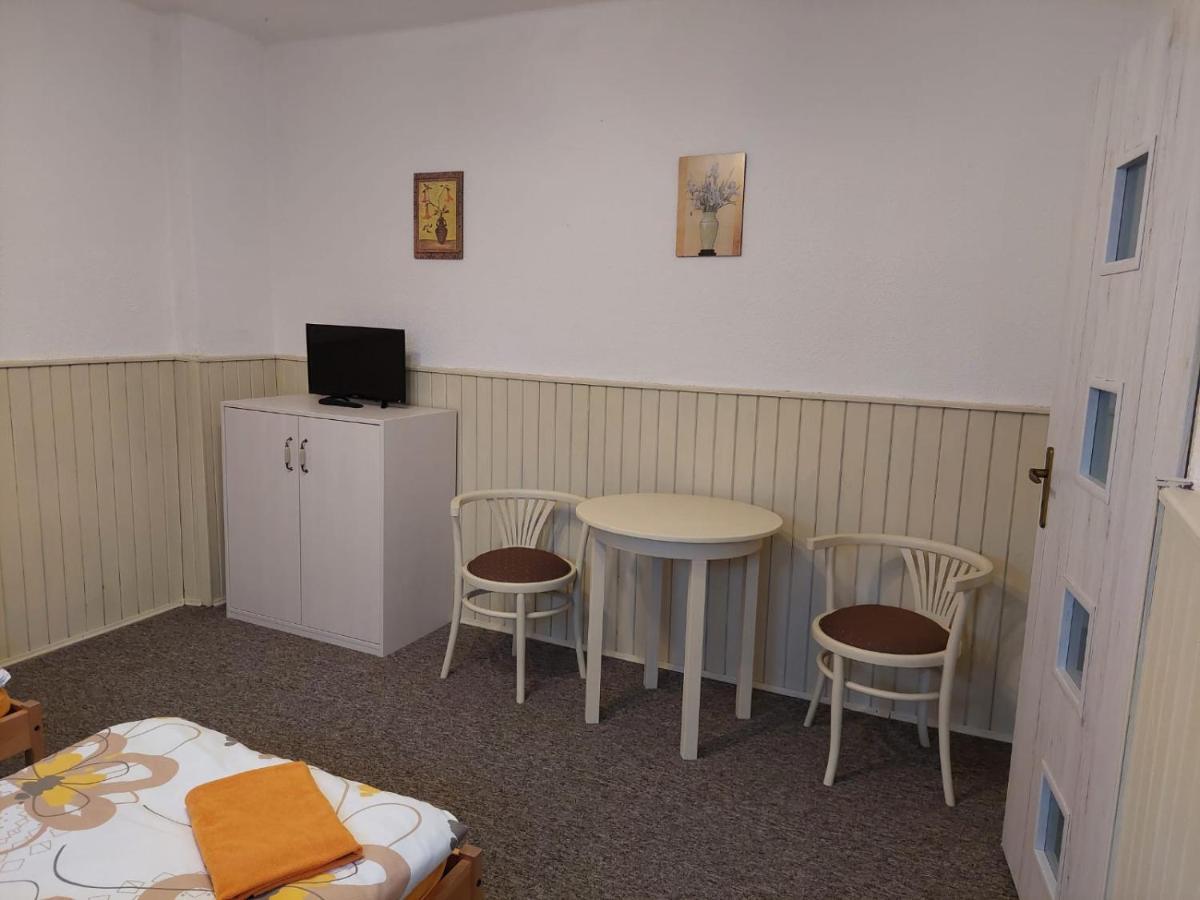 Penzion Mansky Dvur Dolni Zandov Экстерьер фото